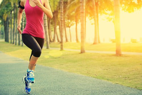 Quels sont les risques de blessures liées à la course à pied ? courir dans chemin parc