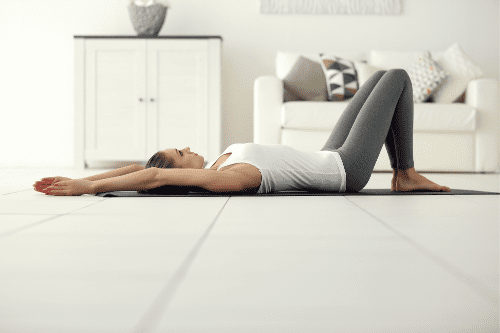 Les bienfaits d’une pratique du yoga à la maison detente yoga dans salon