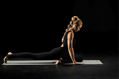 Apprendre le yoga nidra pour se détendre, se relaxer et détendre les muscles position de yoga