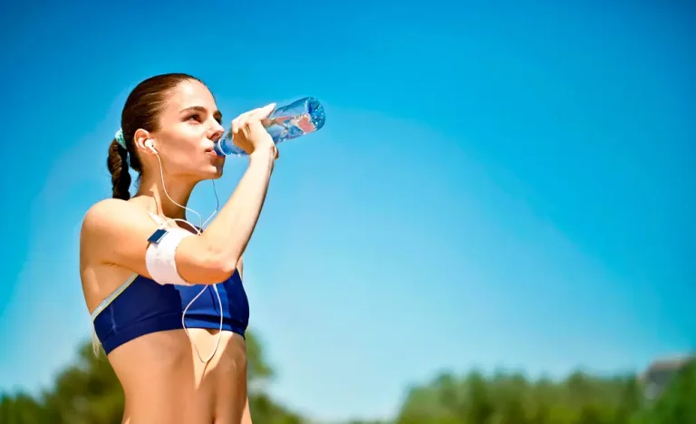 Quelle eau boire pour perdre du poids ? boire eau activite sportive